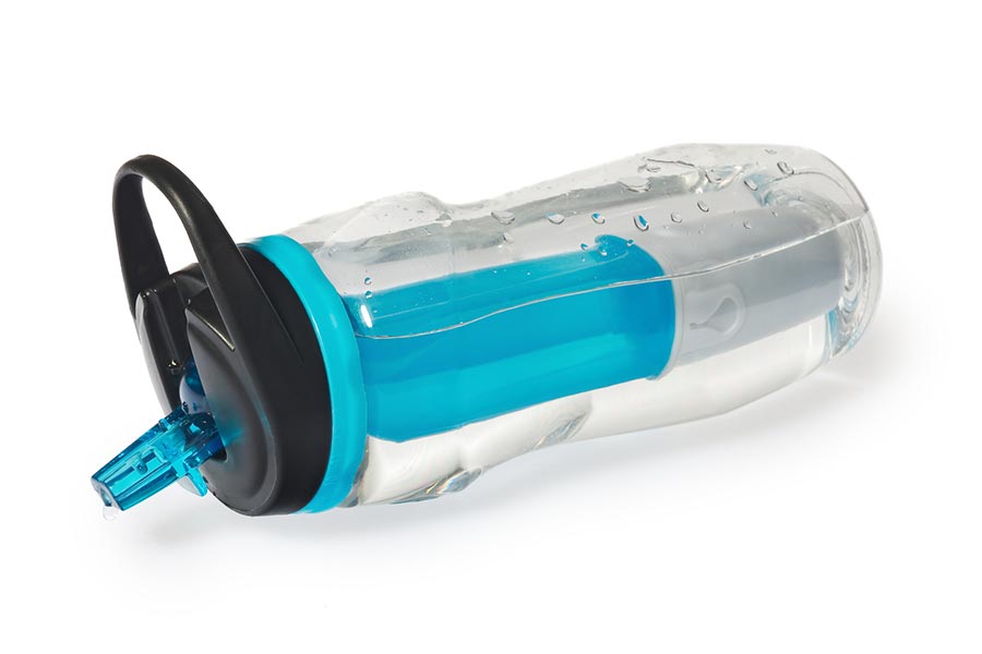 Butelka filtrująca wodę – co to jest i jak działa? Ranking butelek filtrujących wodę